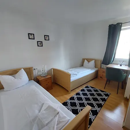 Brauereigasthof Schluesselkeller غينغن آن در برنتس